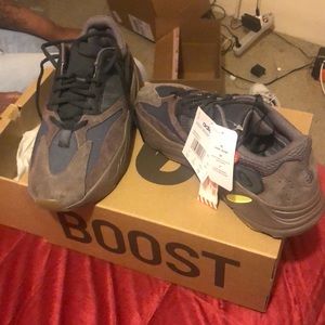 YEEZY BOOST 700